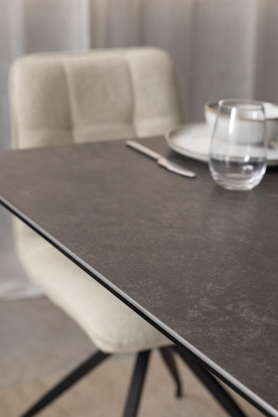 Mesa Extensible Cerámica Gris Con Patas De Metal 160/210x91 | Maisons